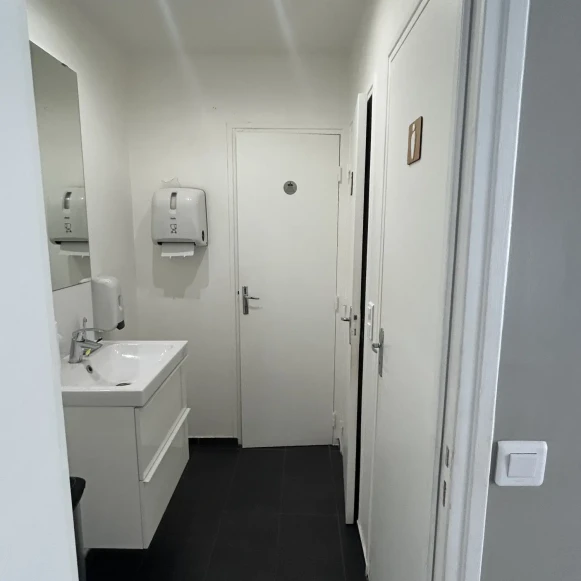 Bureau privé 21 m² 4 postes Location bureau Rue Notre Dame des Victoires Paris 75002 - photo 6