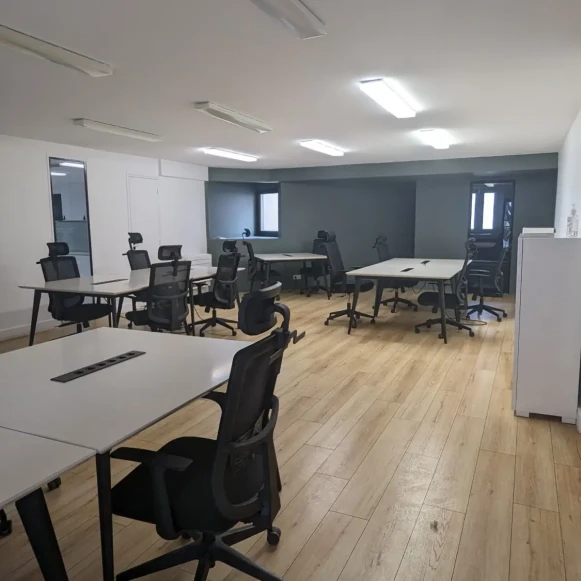 Espace indépendant 78 m² 14 postes Location bureau Rue Malher Paris 75004 - photo 2