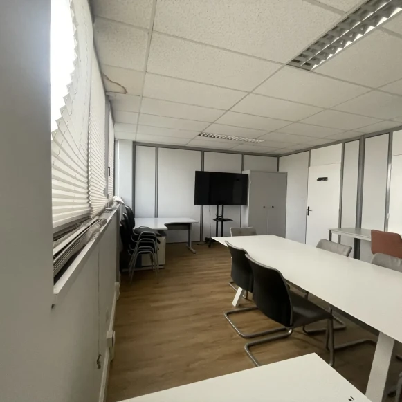 Bureau privé 25 m² 4 postes Coworking Allée du Grand Coquille Saint-Jean-de-Braye 45800 - photo 2