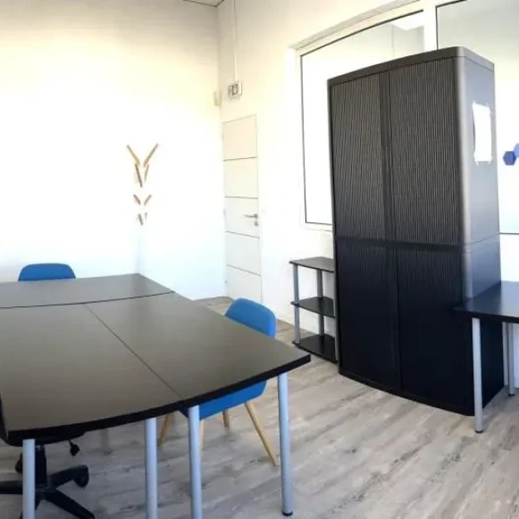 Bureau privé 17 m² 4 postes Coworking Voie Denis Papin Saint-Raphaël 83700 - photo 2