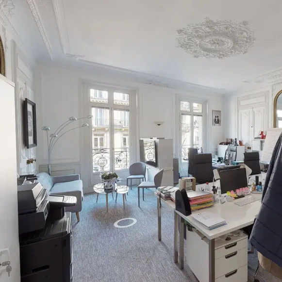 Bureau privé 40 m² 12 postes Location bureau Rue La Boétie Paris 75008 - photo 1