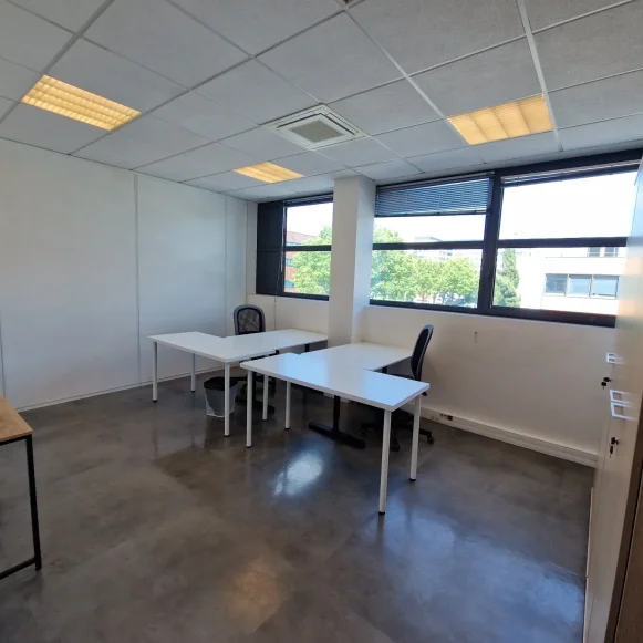 Bureau privé 16 m² 3 postes Location bureau Square Benjamin Franklin Montigny-le-Bretonneux 78180 - photo 2
