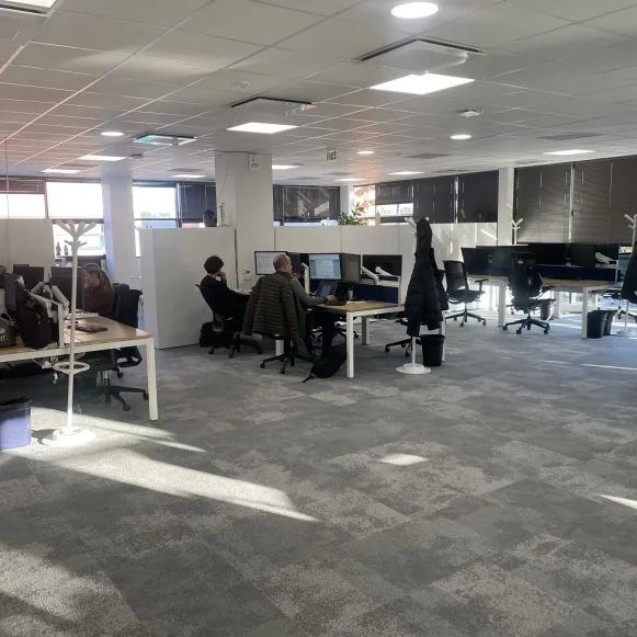 Bureau privé 195 m² 55 postes Coworking Allée des Parcs Saint-Priest 69800 - photo 4