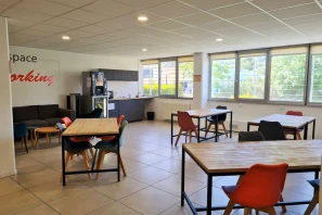 Open Space - 13400 - 24 postes - 260€