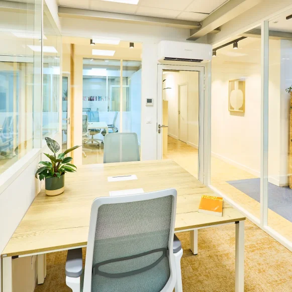 Bureau privé 8 m² 3 postes Location bureau Rue du Chemin Vert Paris 75011 - photo 1