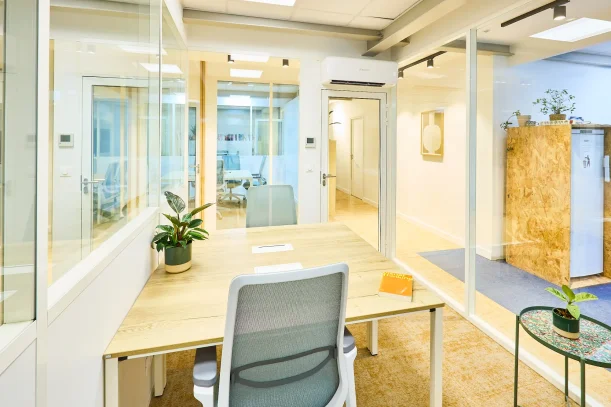 Bureau privé - 75011 - 3 postes - 1800€