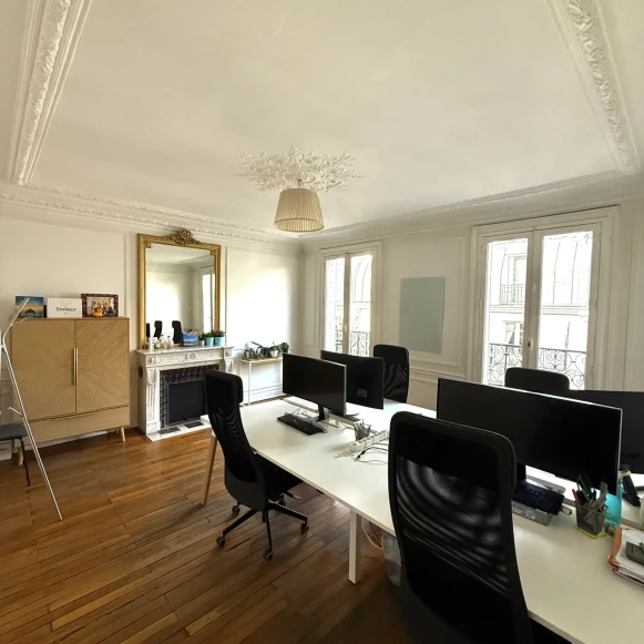 Bureau privé 24 m² 6 postes Coworking Rue d'Édimbourg Paris 75008 - photo 1