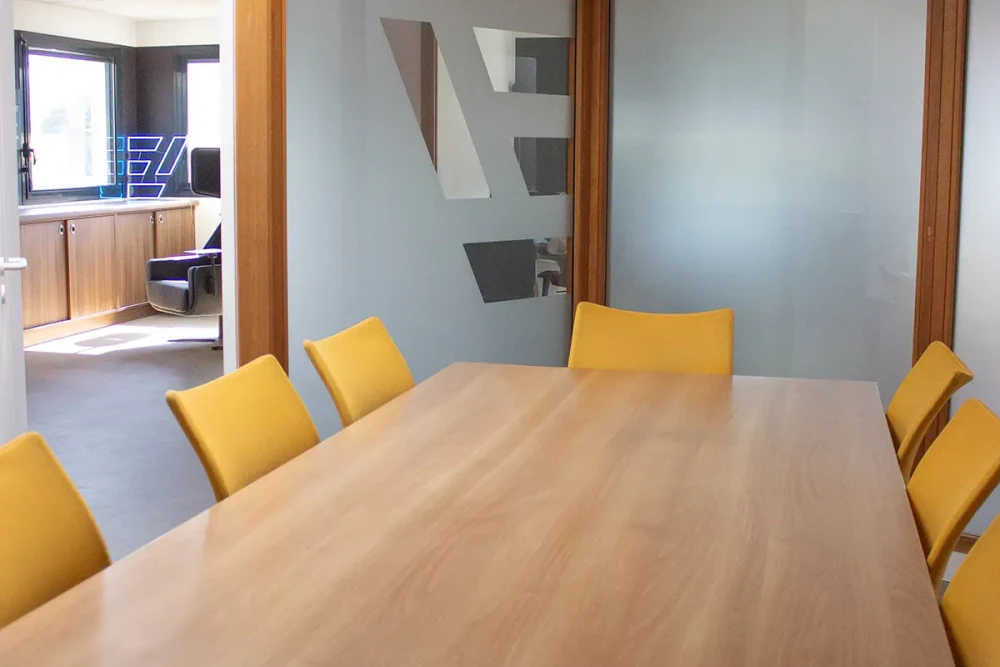 Open Space - 73000 - 8 postes - 250€