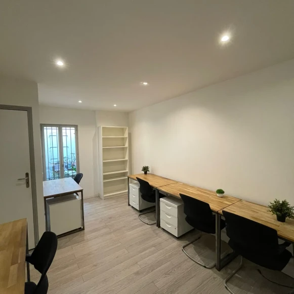 Bureau privé 25 m² 6 postes Coworking Rue des Epinettes Paris 75017 - photo 3