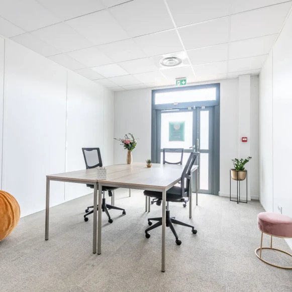 Bureau privé 17 m² 4 postes Coworking Rue Salvador Allende Poitiers 86000 - photo 1