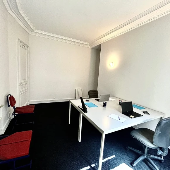 Bureau privé 19 m² 4 postes Location bureau Avenue Victor Hugo Paris 75016 - photo 3