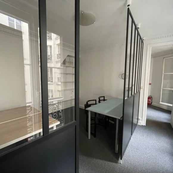 Espace indépendant 15 m² 3 postes Location bureau Rue Coquillière Paris 75001 - photo 3