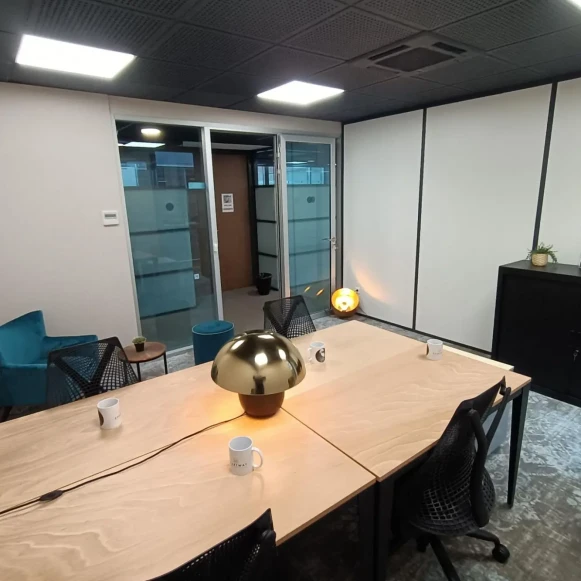 Bureau privé 18 m² 4 postes Coworking Rue d'Athènes Lille 59800 - photo 2