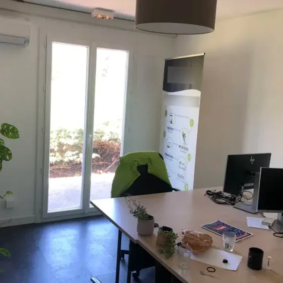 Bureau privé 13 m² 2 postes Coworking Rue du Lieutenant Parayre Aix-en-Provence 13290 - photo 1