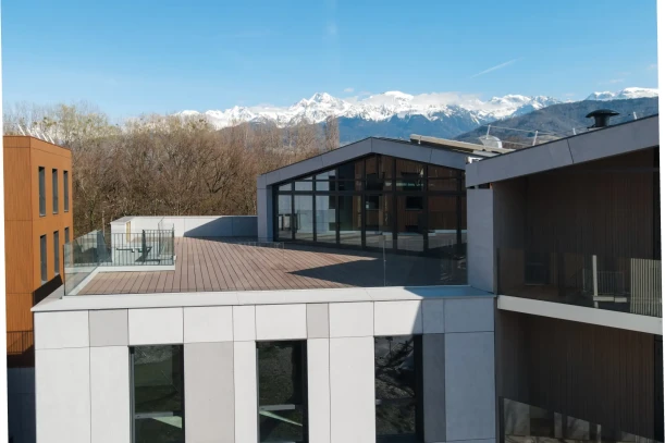 Bureau privé - 38240 - 20 postes - 4739€