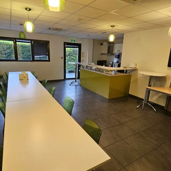 Bureau privé 30 m² 4 postes Coworking Rue André Marie Ampère Plaisance-du-Touch 31830 - photo 4