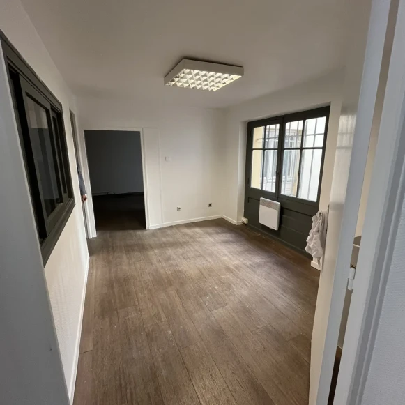 Espace indépendant 60 m² 7 postes Location bureau Rue des Pierres Plantées Lyon 69001 - photo 2