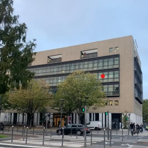 Bureau privé 20 m² 4 postes Location bureau Avenue Tony Garnier Lyon 69007 - photo 1