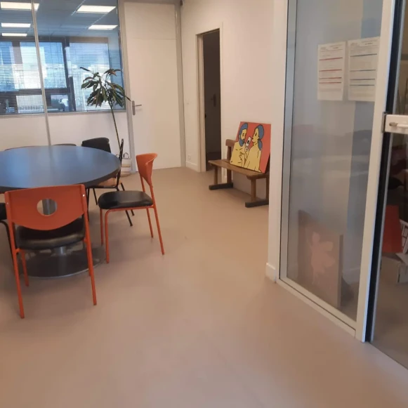 Bureau privé 22 m² 3 postes Coworking Rue Marceau Houilles 78800 - photo 5