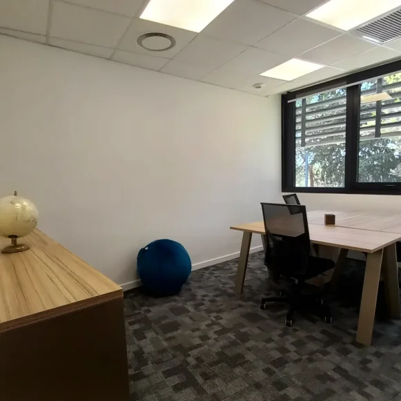 Bureau privé 21 m² 6 postes Coworking Route des Crêtes Valbonne 06560 - photo 1