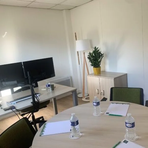 Bureau privé 12 m² 2 postes Coworking Chemin de la Mauvillière Fay 72550 - photo 1