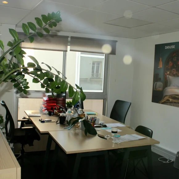 Bureau privé 14 m² 4 postes Coworking Rue de Rochechouart Paris 75009 - photo 1