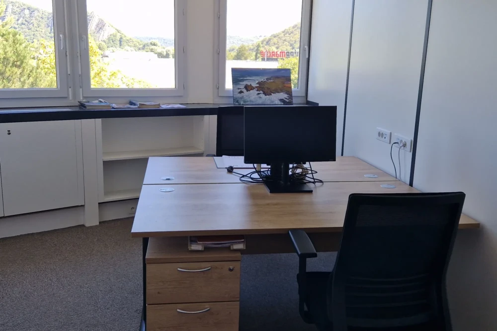 Bureau privé - 38760 - 2 postes - 490€