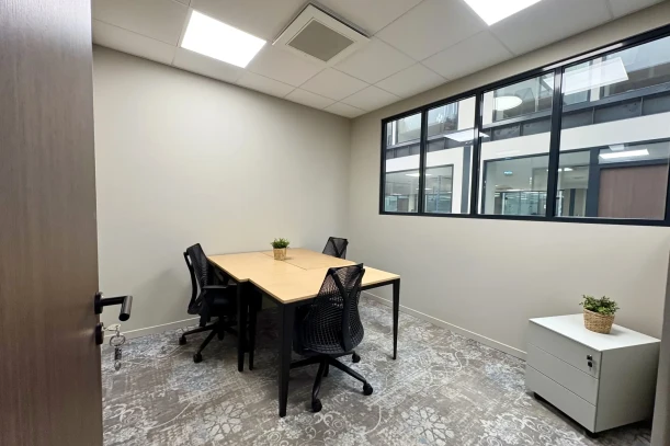 Bureau privé - 06000 - 3 postes - 845€