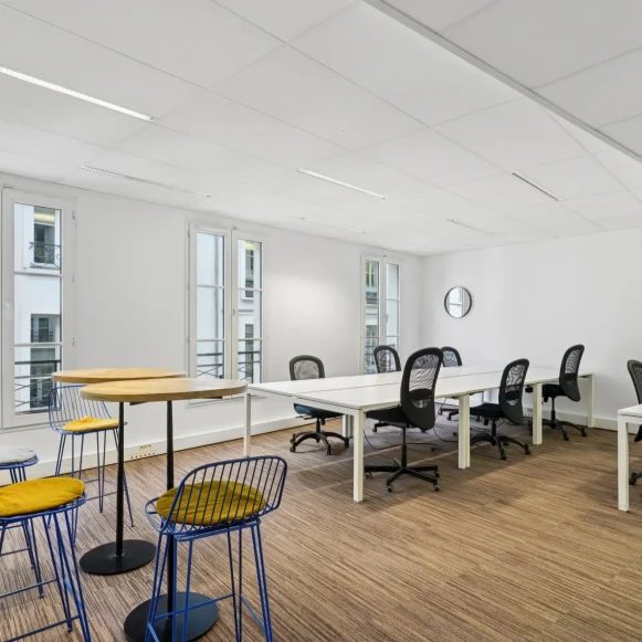 Espace indépendant 80 m² 16 postes Location bureau Rue Saint-Marc Paris 75002 - photo 2