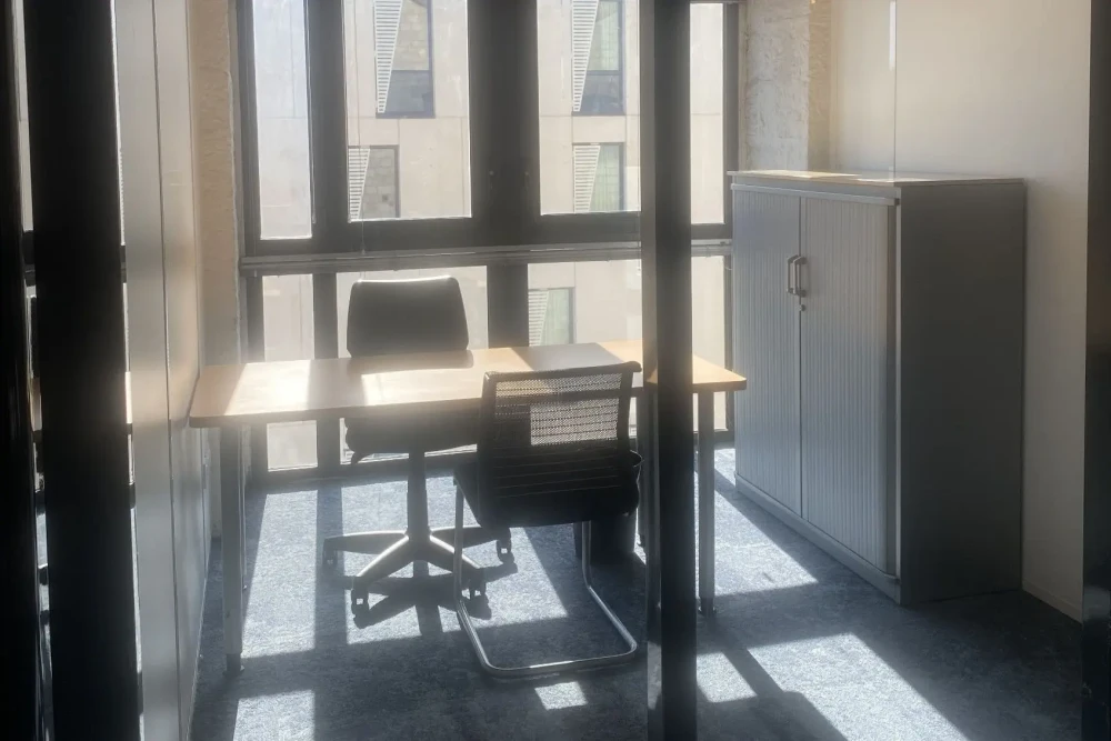 Bureau privé - 13002 - 2 postes - 810€