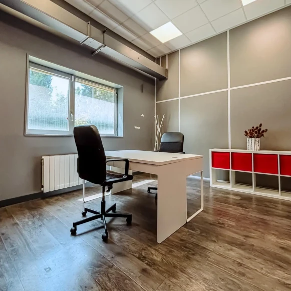 Bureau privé 10 m² 2 postes Location bureau Chemin des Cordeliers Mantes-la-Ville 78711 - photo 3