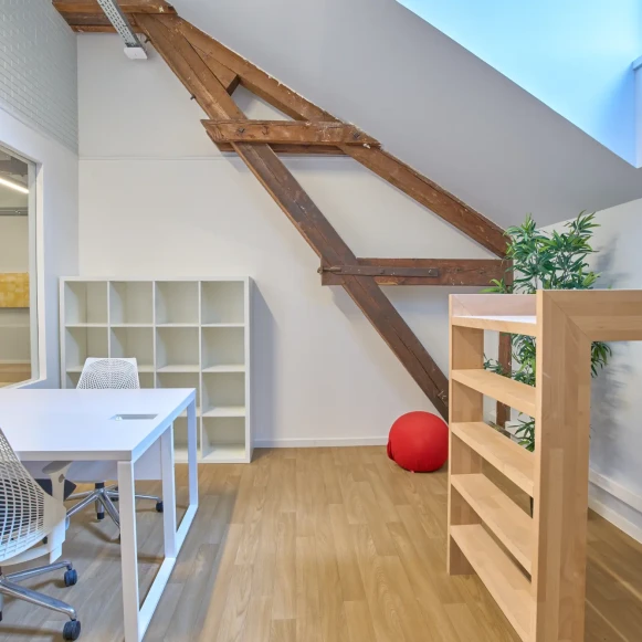 Bureau privé 17 m² 6 postes Coworking Cour des Cigarières Strasbourg 67000 - photo 1