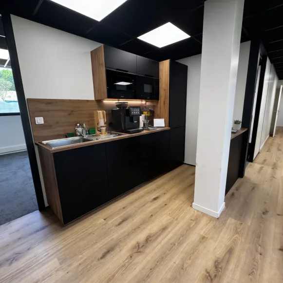Bureau privé 15 m² 4 postes Location bureau Rue du Dauphiné Saint-Priest 69800 - photo 3