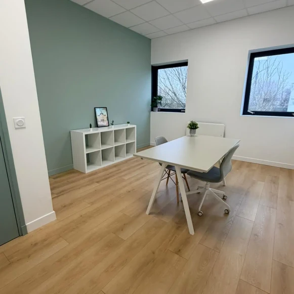 Bureau privé 22 m² 3 postes Coworking Rue Louis Armand Tourcoing 59200 - photo 1