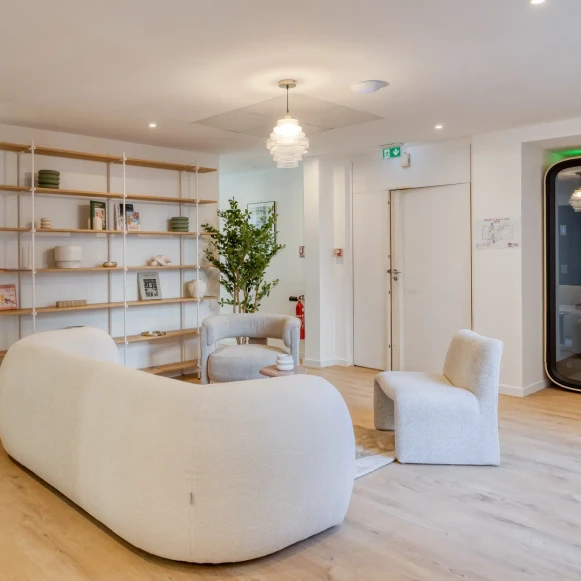 Espace indépendant 369 m² 48 postes Location bureau Rue de Provence Paris 75008 - photo 2