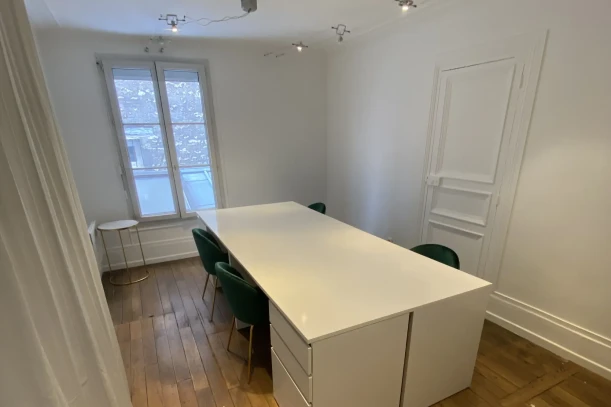 Bureau privé - 75010 - 5 postes - 1700€
