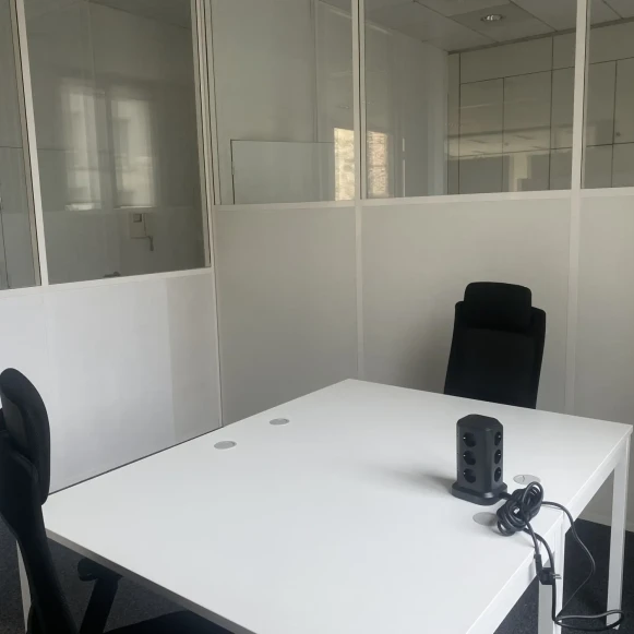 Bureau privé 12 m² 2 postes Location bureau Rue Edmond Michelet Bordeaux 33000 - photo 2