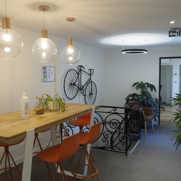 Bureau privé 27 m² 8 postes Location bureau Rue de Tocqueville Paris 75017 - photo 2