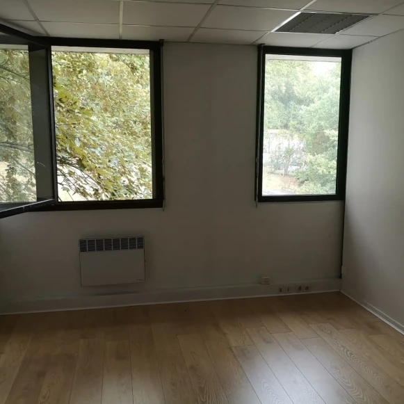 Bureau privé 13 m² 3 postes Coworking Impasse René Couzinet Toulouse 31500 - photo 6