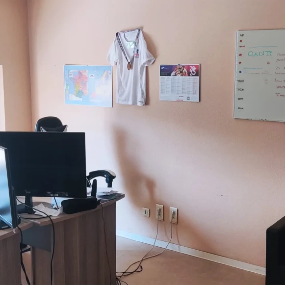 Bureau privé 18 m² 4 postes Coworking Rue des Paluds Frontignan 34110 - photo 2