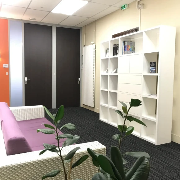 Bureau privé 10 m² 1 poste Coworking Rue du Guesclin Nantes 44000 - photo 4