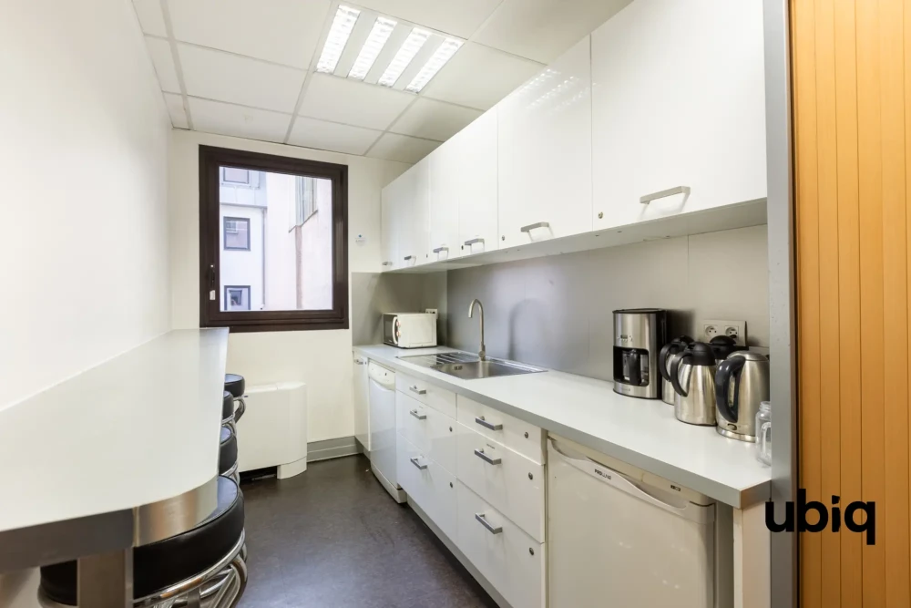 Bureau privé - 75010 - 3 postes - 2100€