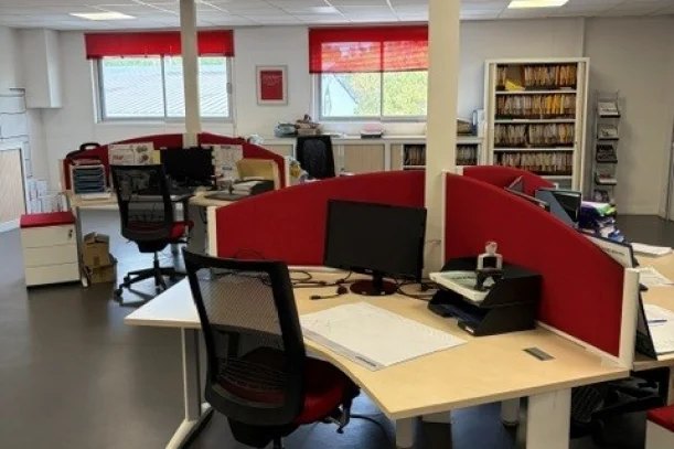 Open Space - 77500 - 6 postes - 250€