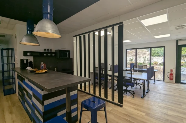 Open Space - 13770 - 6 postes - 220€