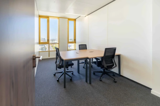 Bureau privé - 06200 - 3 postes - 930€