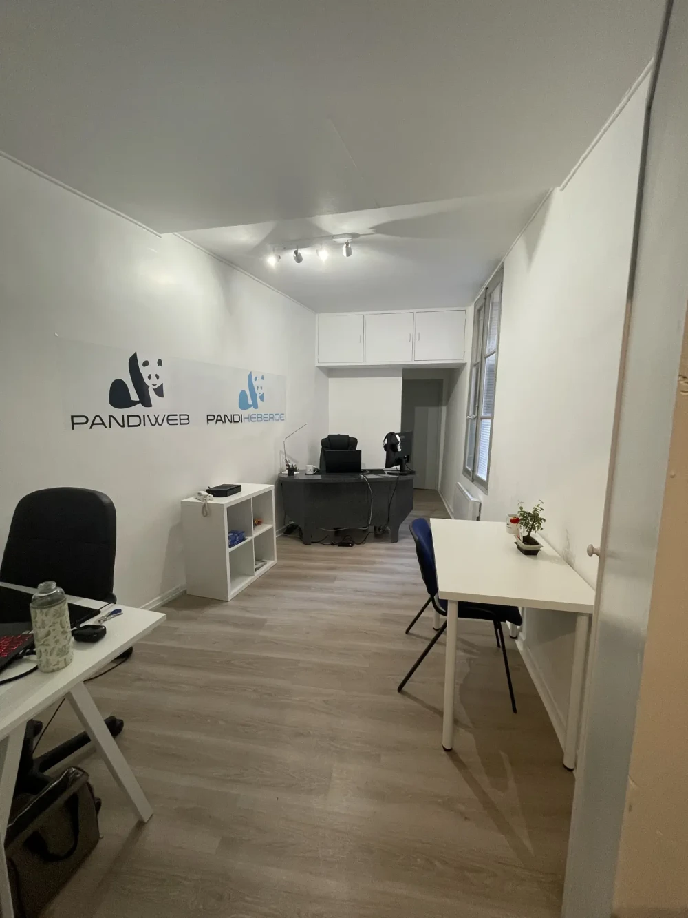 Open Space - 13100 - 3 postes - 1050€