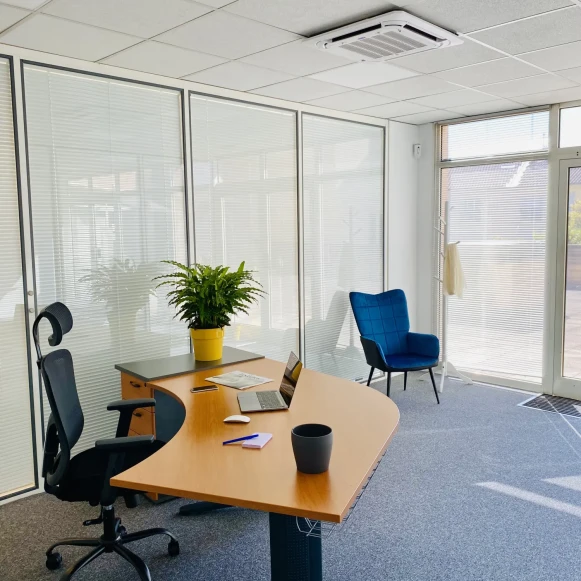 Bureau privé 22 m² 3 postes Location bureau Avenue de Lanessan Champagne-au-Mont-d'Or 69410 - photo 2