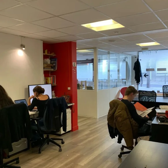 Open Space  1 poste Location bureau Rue de Vaucouleurs Paris 75011 - photo 1