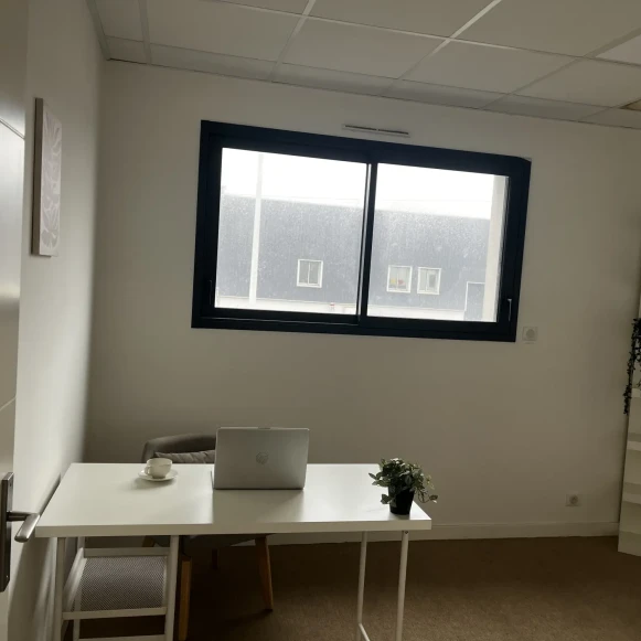 Bureau privé 10 m² 2 postes Coworking Rue du Tisserand Saint-Herblain 44800 - photo 4