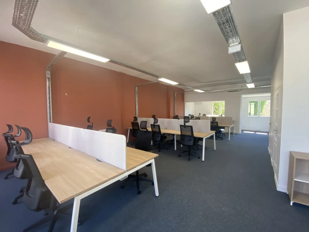 Open Space - 33300 - 18 postes - 300€